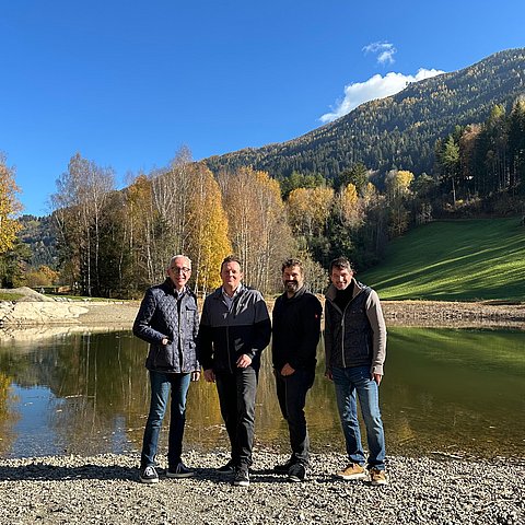 Gruppenfoto am Seeufer