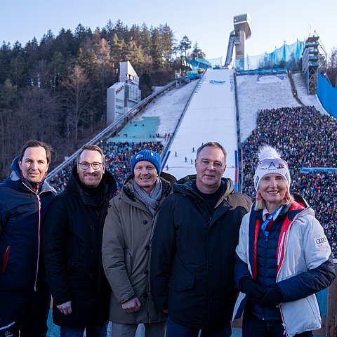 � Ski Austria Flutlicht am Bergisel ebnet Weg für Frauen-Vierschanzentournee