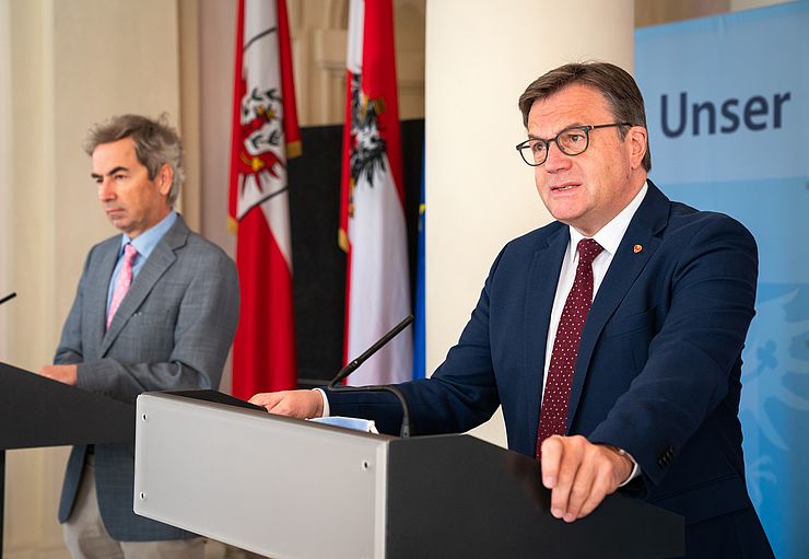 Landeshauptmann Günther Platter und Günter Weiss, Direktor der Universitätsklinik für Innere Medizin, bei der heutigen Pressekonferenz im Innsbrucker Landhaus.