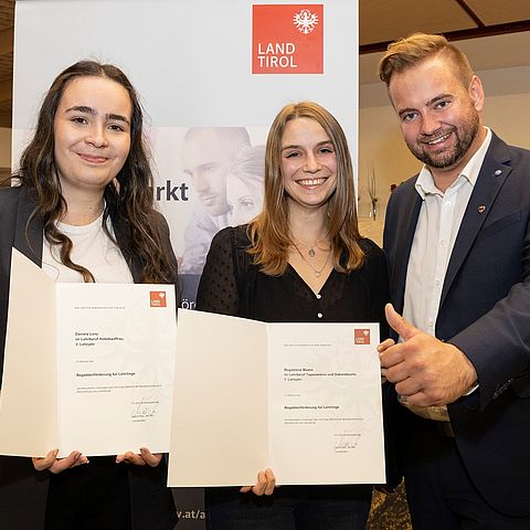 V. li. bei der Auszeichnungsfeier Daniela Lenz (Hotelkauffrau im dritten Lehrjahr bei der Hotel Mallaun GmbH), Magdalena Maass (Tapeziererin und Dekorateurin im ersten Lehrjahr bei Christine Schiechtl) und Landtagsabgeordneter Dominik Traxl.