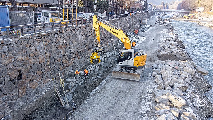 Ein Bagger auf einer Baustelle.