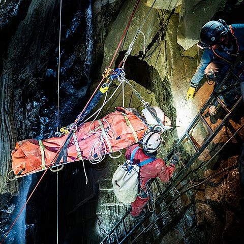 Sicherheit im Berg: Höhlenrettung Tirol im (Übungs-)Einsatz 