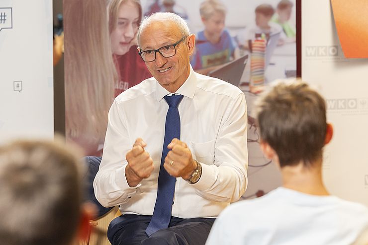 LH Mattle erklärt den Kindern etwas.