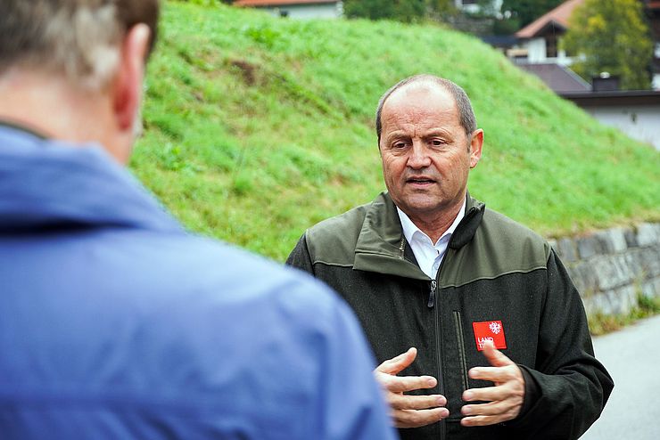 LHStv Geisler erklärt gestikulierend etwas.