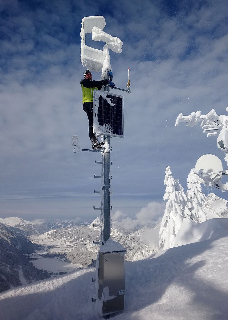Viel Klettern heißt es bei der Schneeabräumung und Reparatur von Wetterstationen für Paul Kößler vom Lawinenwarndienst Tirol.