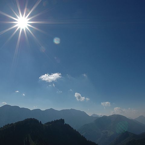 Symbolbild: Angesichts der aktuellen Hitzewelle gibt das Land Tirol wertvolle Tipps. 