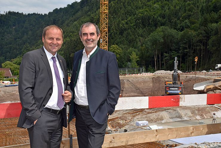 Bund und Land arbeiten beim Bauprojekt HBLFA Tirol eng zusammen. LHStv Josef Geisler und Generalsekretär Josef Plank als Repräsentant des Bundesministeriums für Nachhaltigkeit und Tourismus freuen sich über das Fundament der HBLFA Tirol.