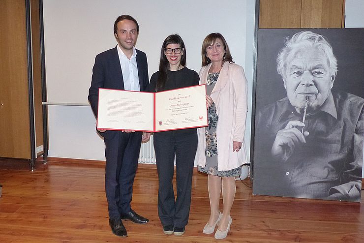 Kulturlandesrätin Beate Palfrader 8re.) und ihr Südtiroler Amtskollege Philipp Achammer mit Preisträgerin Annja Krautgasser.