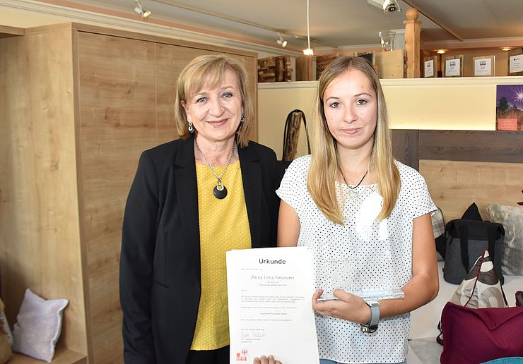 Bildungs- und Arbeitslandesrätin Beate Palfrader gratulierte Anna Lena Neururer zum "Lehrling des Monats Mai 2019".