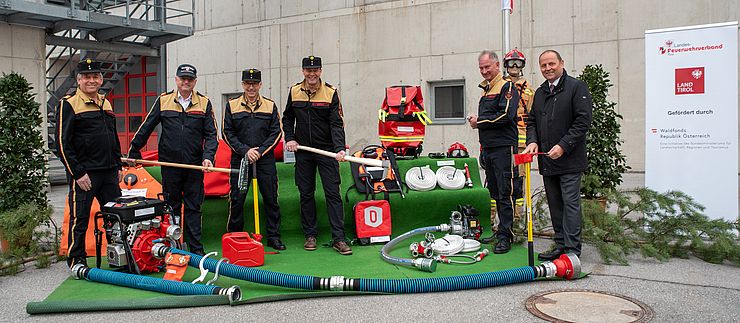 Übergabe der Spezialausrüstung an die Feuerwehr-Vertreter des Bezirks Innsbruck-Land