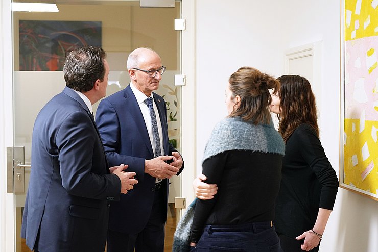 Vier Menschen im Gespräch