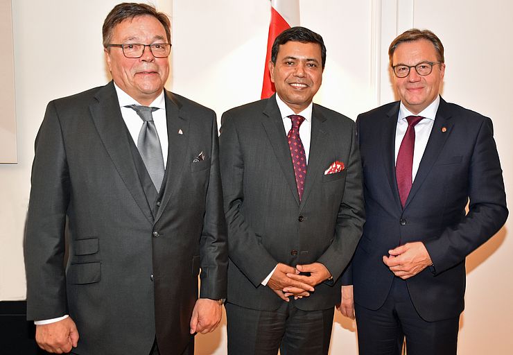 Von links Honorarkonsul Alois J. Schranz,  Botschafter Mohammed Abu Zafar und LH Günther Platter bei der Eröffnungsfeier des Tiroler Honorarkonsulats von Bangladesch.