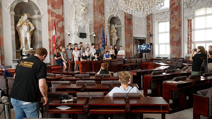 SchülerInnen im Landtagssitzungssaal, dem zentralen Ort der Tiroler Demokratie.