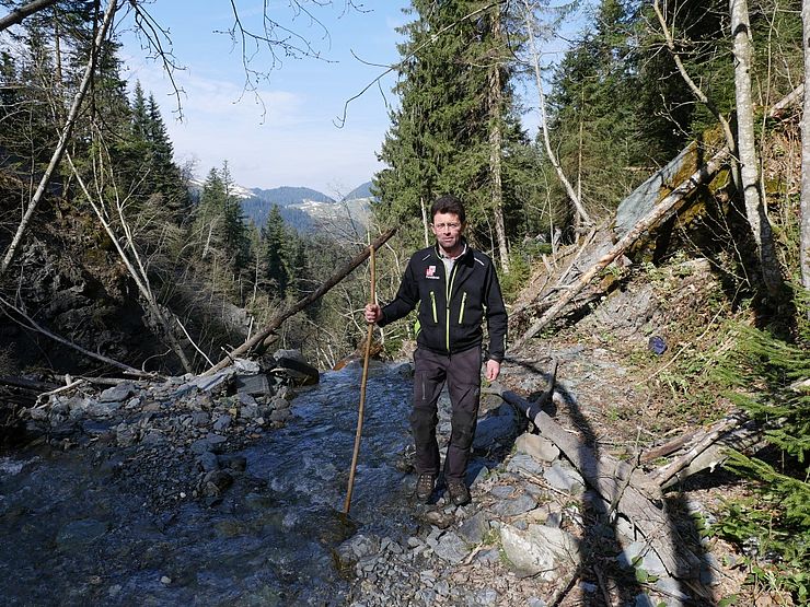 2.500 Begehungen von Wildbächen zum vorbeugenden Schutz vor Naturgefahren – hier am Stampfangerbach in Söll - machen Tirols Gemeindewaldaufseher jährlich.