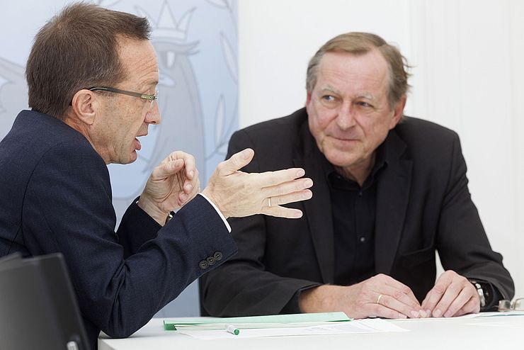 Der Präsident des Landesverwaltungsgerichts, Christopf Purtscher (li.), und Landesamtsdirektor Josef Liener informieren über das neue Landesverwaltungsgericht.