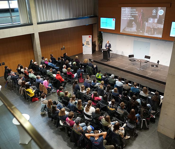 Blick von oben in den vollen Saal