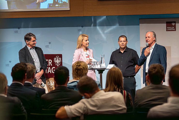 (v.li.) Alfred Schneider, Michael Krautgasser und Martin Sigl im Gespräch mit Moderatorin Birgit Oberhollenzer.