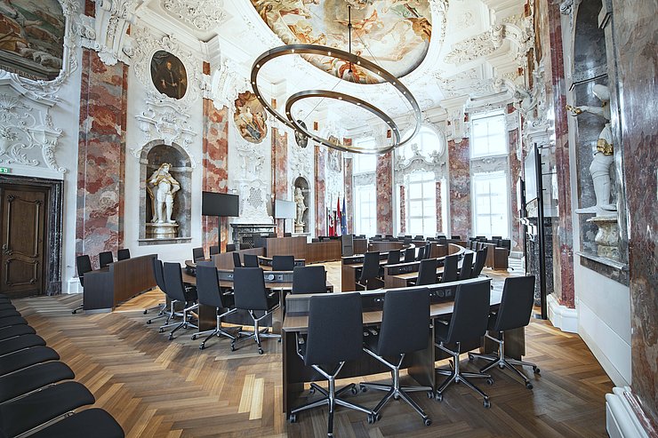 © Tiroler Landtag/Berger Die Landtagssitzungen finden im barocken Plenarsaal des Alten Landhauses statt.