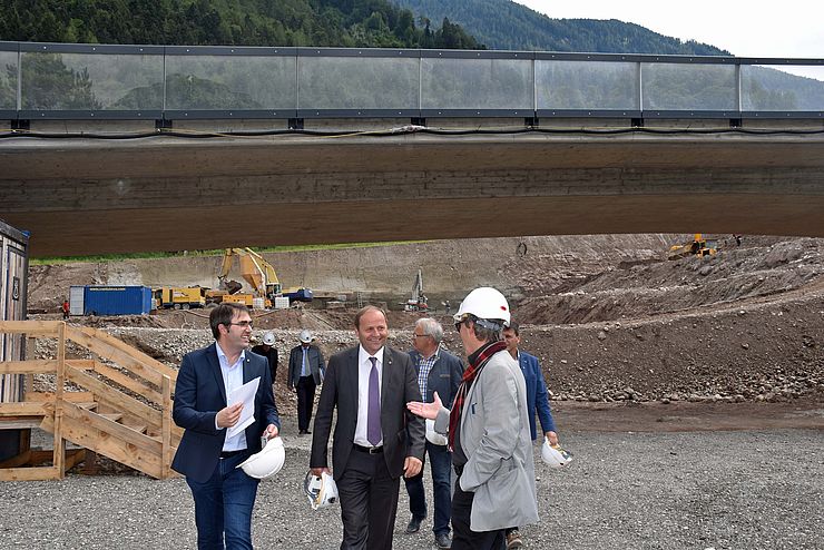 Der Festplatz unter der neu errichten Brücke ist die Verbindung zwischen HBFLA Tirol und der LLA Rotholz. Baumeister Anton Rieder, LHStv Josef Geisler und Architekt Klaus Adamer sind unter den ersten, die die verkehrsfreie Verbindung nützen.