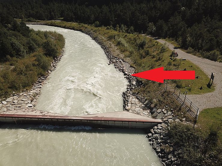 Schadhafte Uferverbauung unterhalb des Drosselbauwerkes Geschiebefalle Hornberg