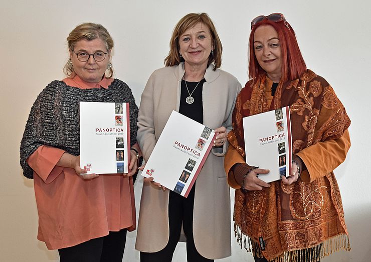 LRin Beate Palfrader (Mitte) präsentierte gemeinsam mit Chefredakteurin Petra Streng (links) und Anna Rottensteiner, Leiterin des Literaturhauses am Inn, die diesjährige Ausgabe des Frauenkulturmagazins Panoptica. 