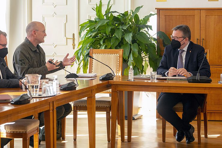 Im Gespräch mit LH Günther Platter erläuterte Tirols Militärkommandant Brigadier Ingo Gstrein militär- und sicherheitspolitische Aspekte des derzeitigen Ukraine-Konflikts.