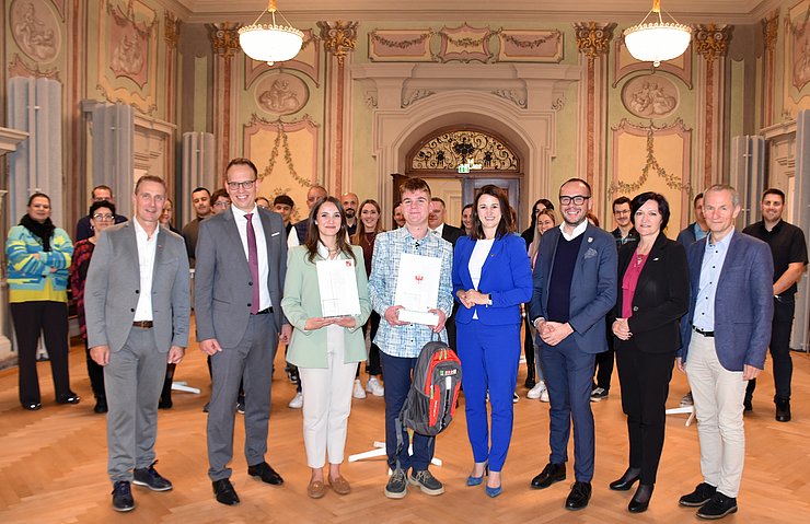 V. li. bei der Auszeichnungsfeier mit der Abteilung Landesbuchhaltung im Parissaal des Landhauses in Innsbruck Franz Jirka (Obmann Innsbruck-Stadt Wirtschaftskammer Tirol), Benedikt Singer (Vorstand Landesbuchhaltung), Lisa Haller-Plattner (Lehrlingsausbilderin Landesbuchhaltung), „Lehrling des Monats Oktober 2024“ Patrick Hechenblaikner, Arbeits- und Jugendlandesrätin Astrid Mair, Patrick Geir (Bgm Matrei am Brenner), Andrea Ager (Vizepräsidentin Arbeiterkammer Tirol), Herbert Unterlechner (Direktor Tiroler Fachberufsschule für Büro und Handel Innsbruck) und die MitarbeiterInnen der Landesbuchhaltung.  