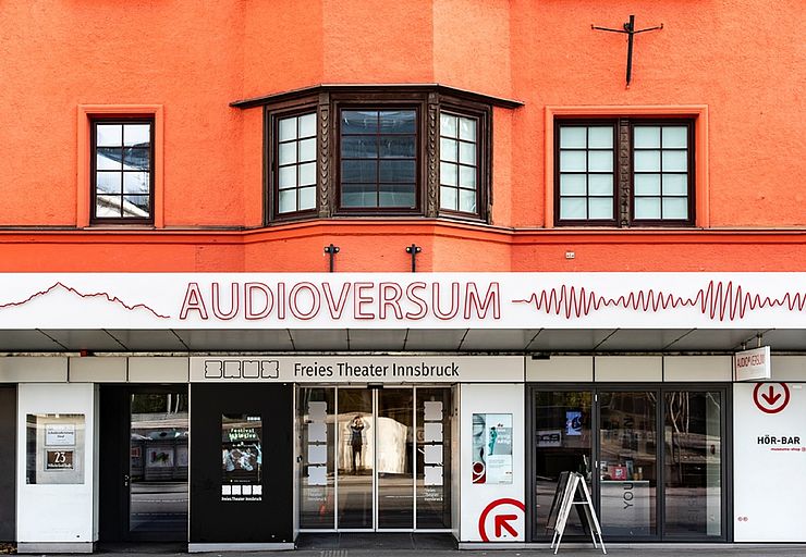 Eingangsfassade des Museums "AUDIOVERSUM Science Center" in Innsbruck.