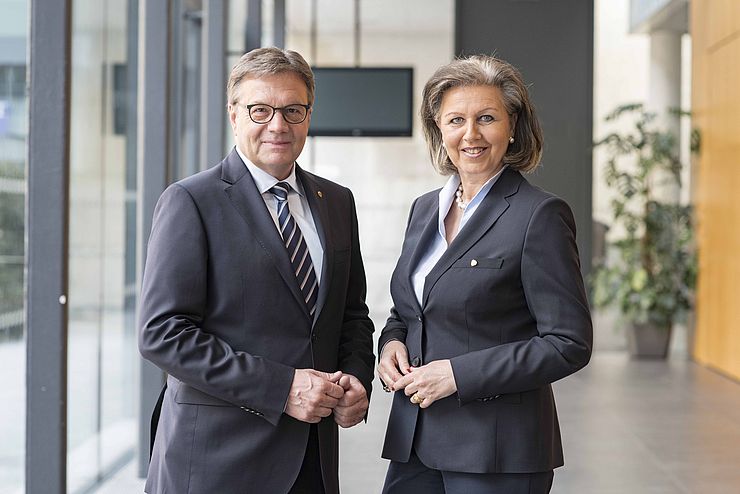 LH Günther Platter und LRin Zoller-Frischauf geben die Einrichtung der Servicestelle für den Breitbandausbau bekannt.