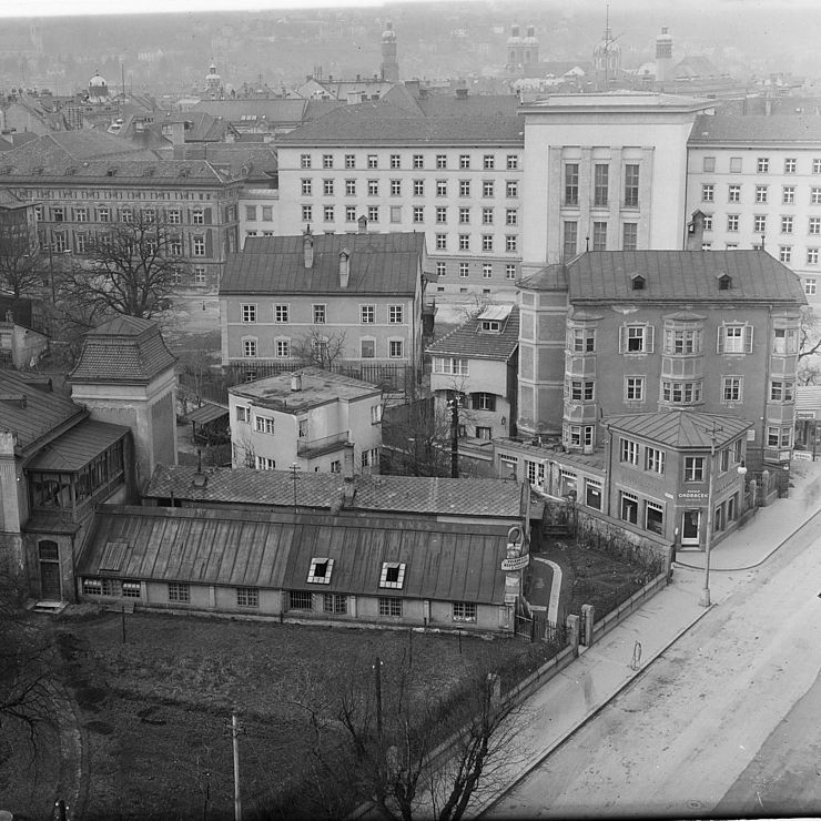 Der heutige Landhausplatz auf einer Aufnahme aus der NS-Zeit: Anstelle des Freiheitsdenkmales befinden sich noch einzelne Gebäude, die erst nach Kriegsende abgerissen wurden.
