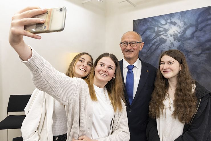 Drei SchülerInnen machen ein Selfie mit dem Landeshauptmann. 