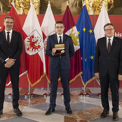 Der Euregio-Vorsitz geht von Tirol an das Trentino: LH Platter übergab den symbolischen Wanderstock an den nächsten Euregio-Präsidenten LH Fugatti. 