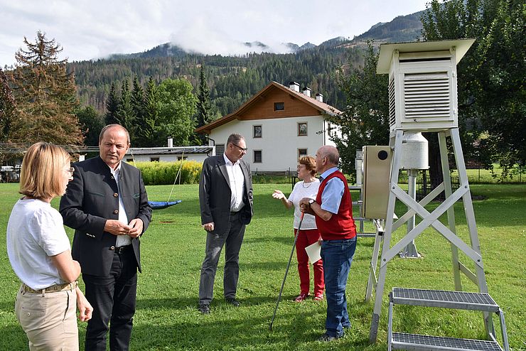 Personen in einem Garten im Gespräch