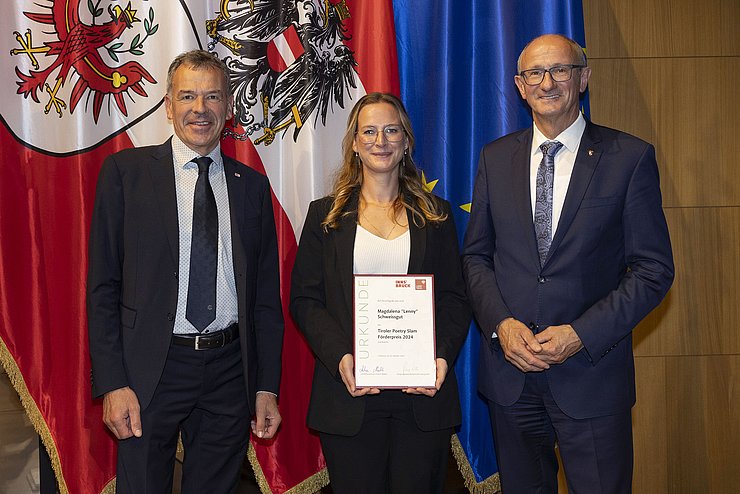 Poetry-Slam-Preis 2024: Landeshauptmann Anton Mattle und Innsbrucks Bürgermeister-Stellvertreter Georg Willi gratulieren Magdalena „Lenny“ Schweissgut zum Förderpreis.