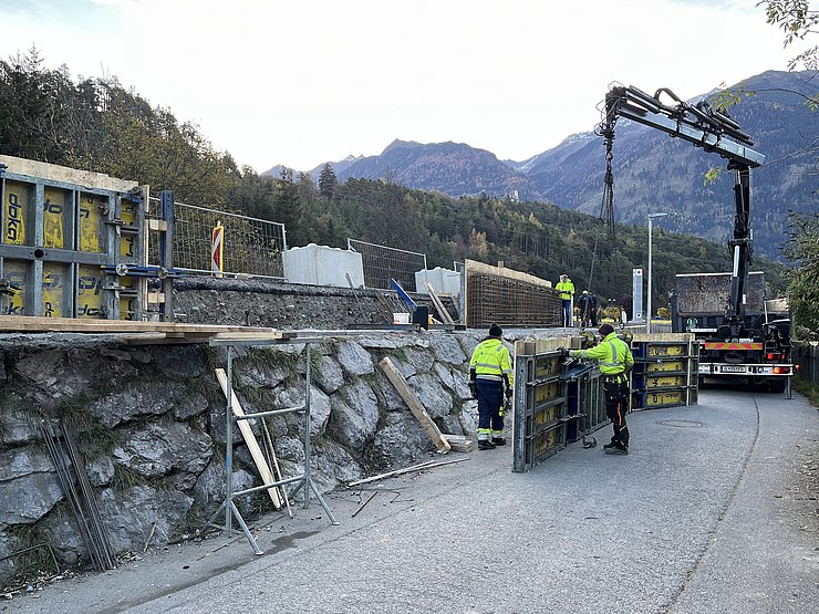 Herstellung der Schalung für die Betonsockelelemente.