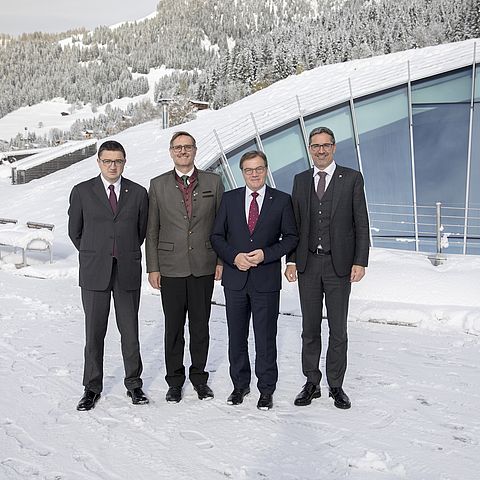 (v.li.): LH Maurizio Fugatti (Trentino), Bürgermeister von Alpbach Markus Bischofer, LH Günther Platter und LH Arno Kompatscher (Südtirol).