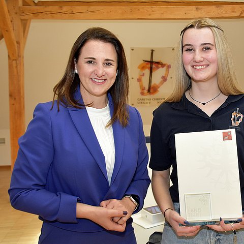 Arbeits- und Jugendlandesrätin Astrid Mair gratulierte Chiara Starjakob zum "Lehrling des Monats März 2025".