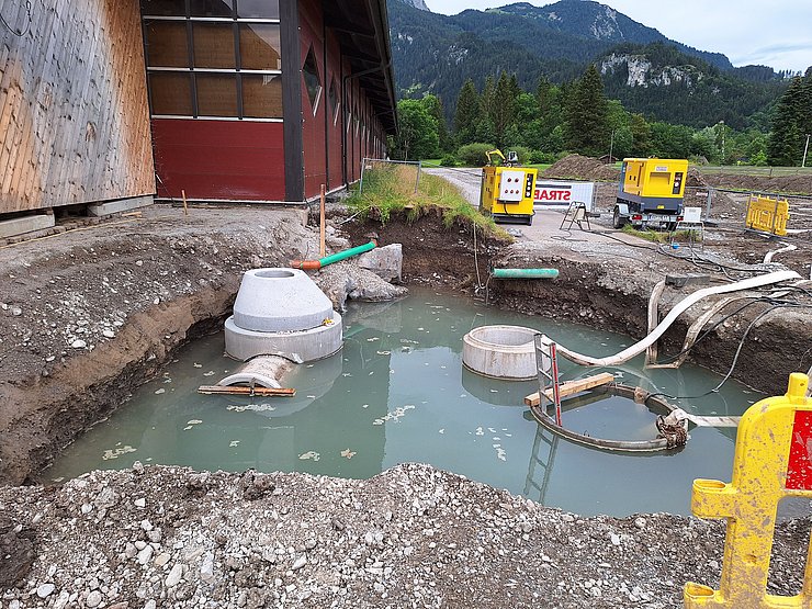 Kanalverlegungsarbeiten am Polder Süd - ohne abpumpen des Grundwassers wäre ein Arbeiten nicht möglich gewesen.