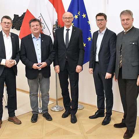 Bürgermeister Thomas Öfner, Gemeindeverbandspräsident Ernst Schöpf, LH Anton Mattle, Bürgermeister Christian Härting und Bürgermeister Franz Hauser. 