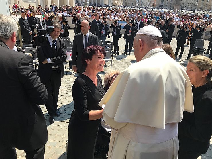 Papst Franziskus im Gespräch mit LTPin Sonja Ledl-Rossmann