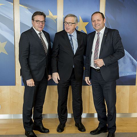 LH Günther Platter, EU-Kommissionspräsident Jean-Claude Juncker und LHStv Josef Geisler (v.li.) beim offiziellen Fototermin in Brüssel.