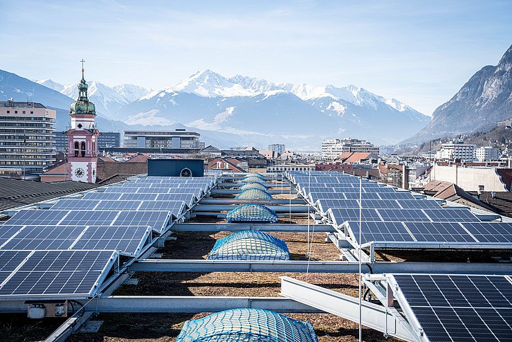 PV-Anlage auf Flachdach mit Blick über Innsbruck