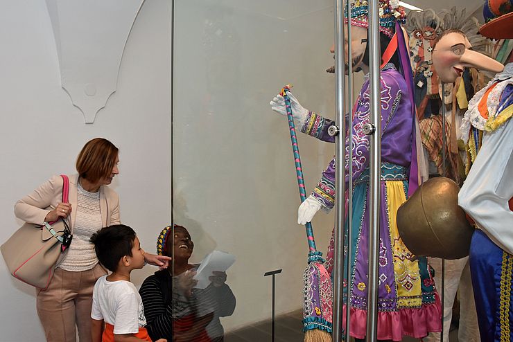 Bei einer gemeinsamen Schnitzeljagd durch das Volkskunstmuseum lernten die TeilnehmerInnen auch „exotischere“ Aspekte der heimischen Kultur kennen.