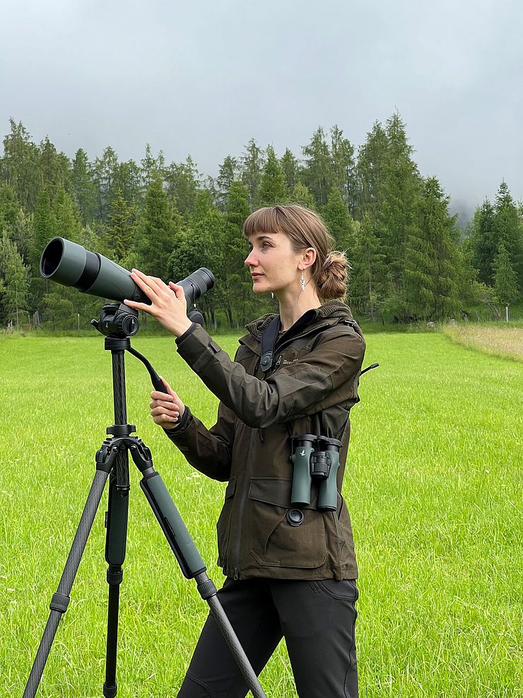 Weninger mit Fernglas und Stativ in der Natur 