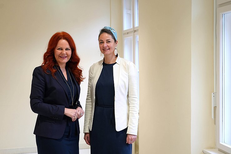 © Land Tirol/Krepper LRin Hagele und Magdalena Modler-El Abdaoui, Vorsitzende des Vereins Erwachsenenbildung Tirol.