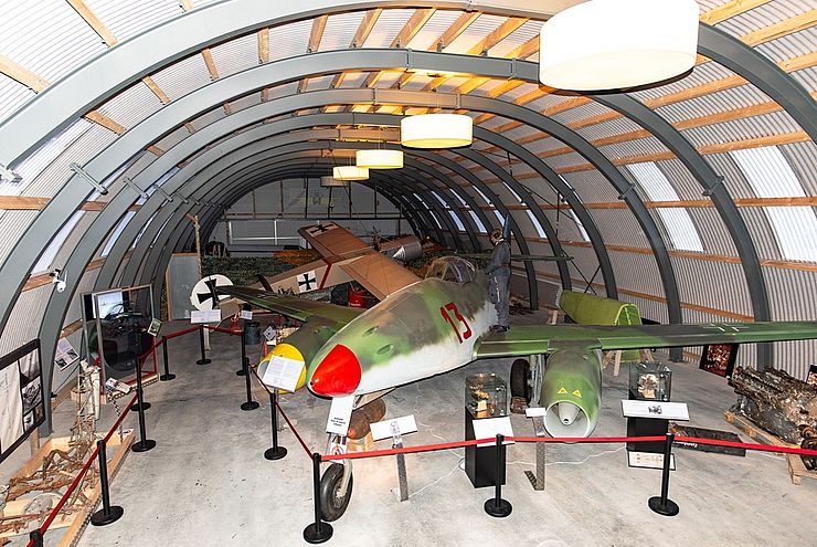 Innenansicht des "Flugzeugmuseums Hangar SW" in Höfen.