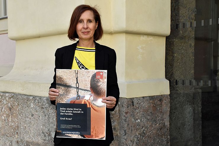 Die für die Kinder- und Jugendhilfe zuständige Landesrätin Gabriele Fischer präsentiert die Sensibilisierungskampagne gegen Gewalt an Kindern und Jugendlichen.