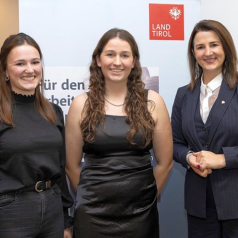 Von links die bestausgezeichneten Lehrlinge Veronika Berger (Tapeziererin und Dekorateurin im dritten Lehrjahr bei der Firma Haidacher Gesellschaft mbH) und Sidney Dion Wörgötter (Fachfrau für Metalltechnik und Maschinenbautechnik im ersten Lehrjahr bei der Firma D. Swarovski KG) mit Gratulatin Arbeits- und Jugendlandesrätin Astrid Mair.