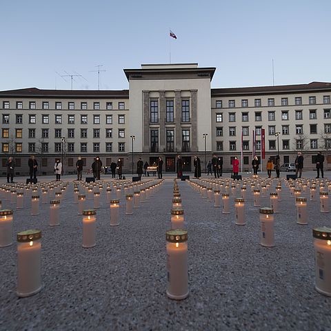 Der Silvesterabend 2020 stand ganz im Zeichen des Gedenkens an jene TirolerInnen, die im abgelaufenen Jahr mit oder an Corona verstorben sind. 