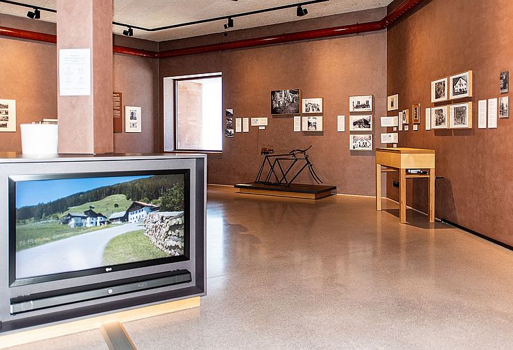 Ausstellung "Fotografie" im Museum "Tiroler Steinbockzentrum. Haus am Schrofen" in St. Leonhard im Pitztal.
